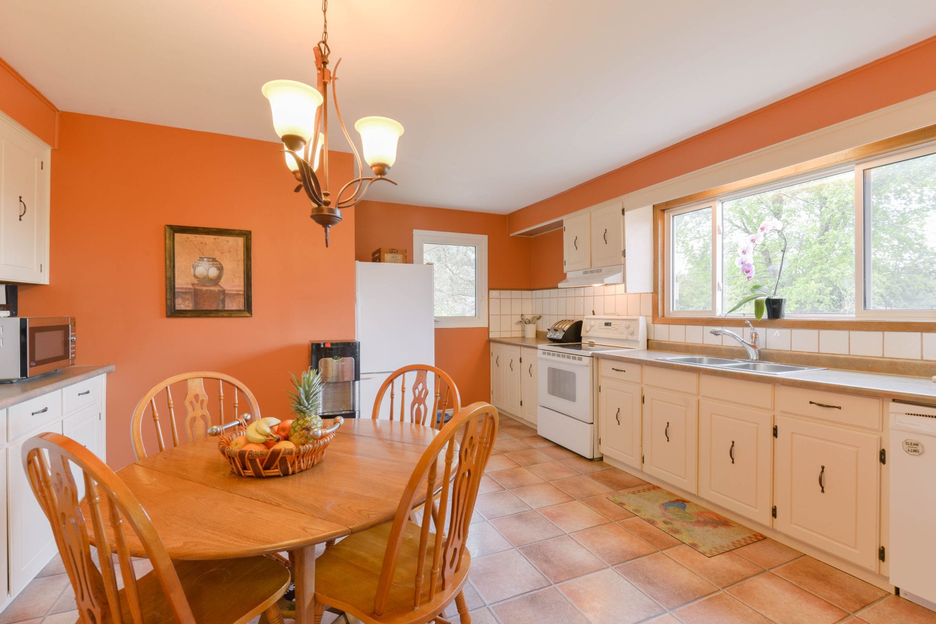 Kitchen with dinning table