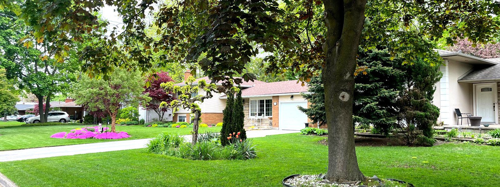 Beautiful neighbourhood perfect for any searching for a home in a family friendly neighbourhood.