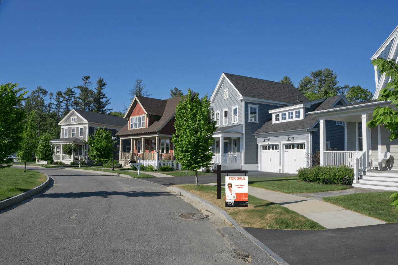 Home with a 'For Sale' sign, representing the sale process during divorce in Ontario.